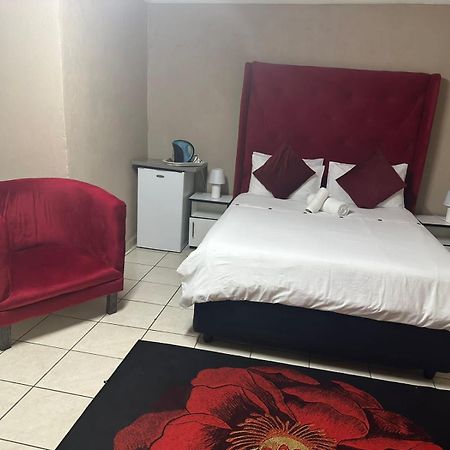 Super Classic Guest House Pretoria-Noord Exterior foto